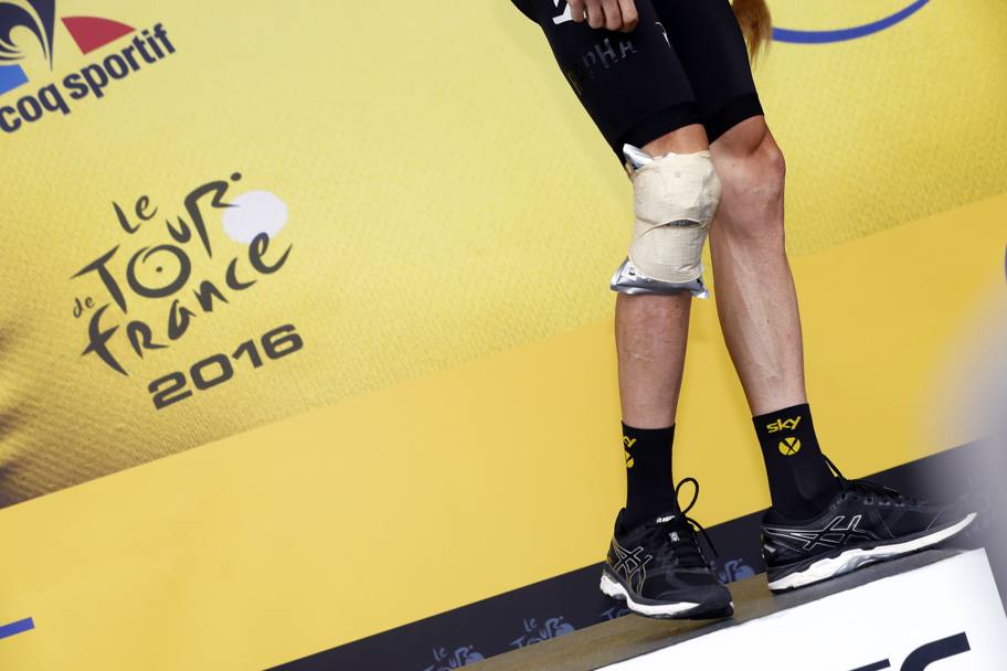 Froome si conferma maglia gialla, sul ginocchio destro il ghiaccio. Bettini